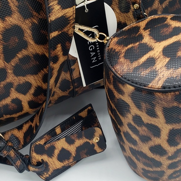 Embossed Duffle Set - Picture 5 of 8